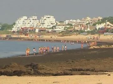 Playa de Huelva cubierta de algas