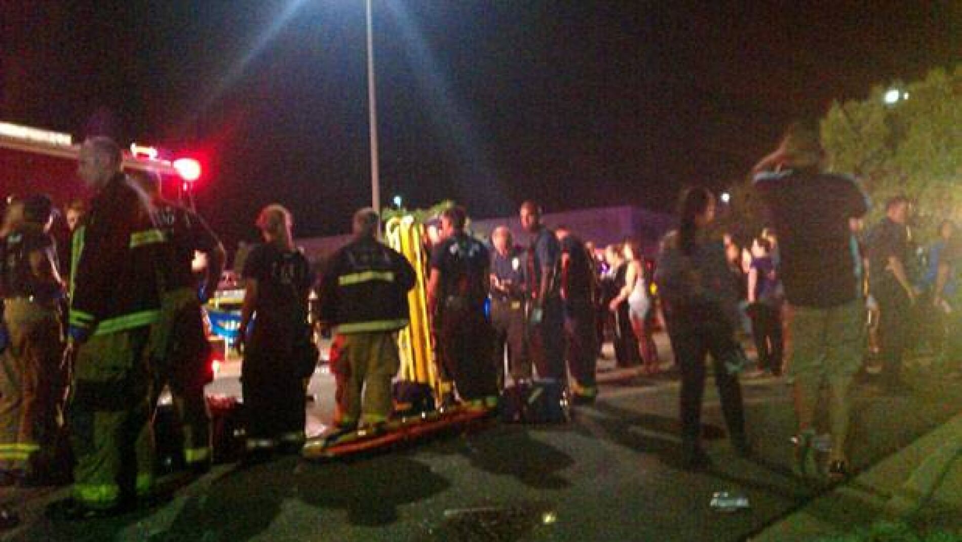 Servicios m&eacute;dicos en el lugar del tiroteo