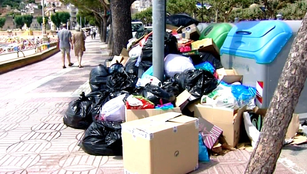 Montones de basura invaden las calles de un municipio de Girona