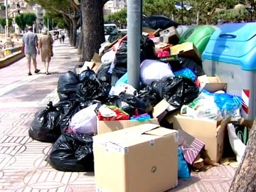Montones de basura invaden las calles de un municipio de Girona Montones de basura invaden las calles de un municipio de Girona