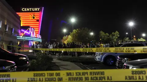 La multitud se agolpa en la escena del crimen (Denver) La multitud se agolpa en la escena del crimen (Denver)