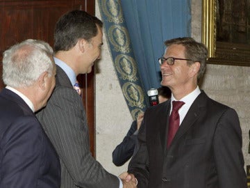 El príncipe Felipe saluda al ministro alemán de Asuntos Exteriores, Guido Westerwelle El príncipe Felipe saluda al ministro alemán de Asuntos Exteriores, Guido Westerwelle