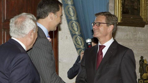 El pr&iacute;ncipe Felipe saluda al ministro alem&aacute;n de Asuntos Exteriores, Guido Westerwelle