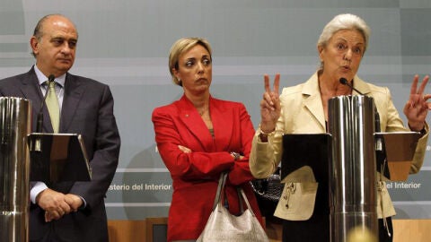 La hija y la viuda de Cord&oacute;n junto al ministro del Interior