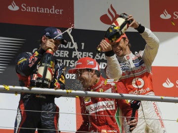 Vettel y Button riegan a Alonso