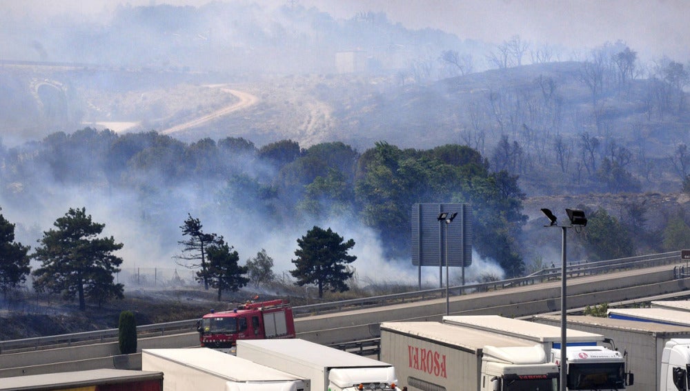 El fuego y el humo cercan la región de El Empordá