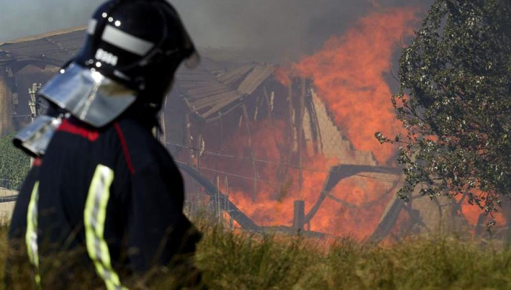 Un bombero ante las llamas del incendio