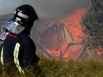 Un bombero ante las llamas del incendio Un bombero ante las llamas del incendio