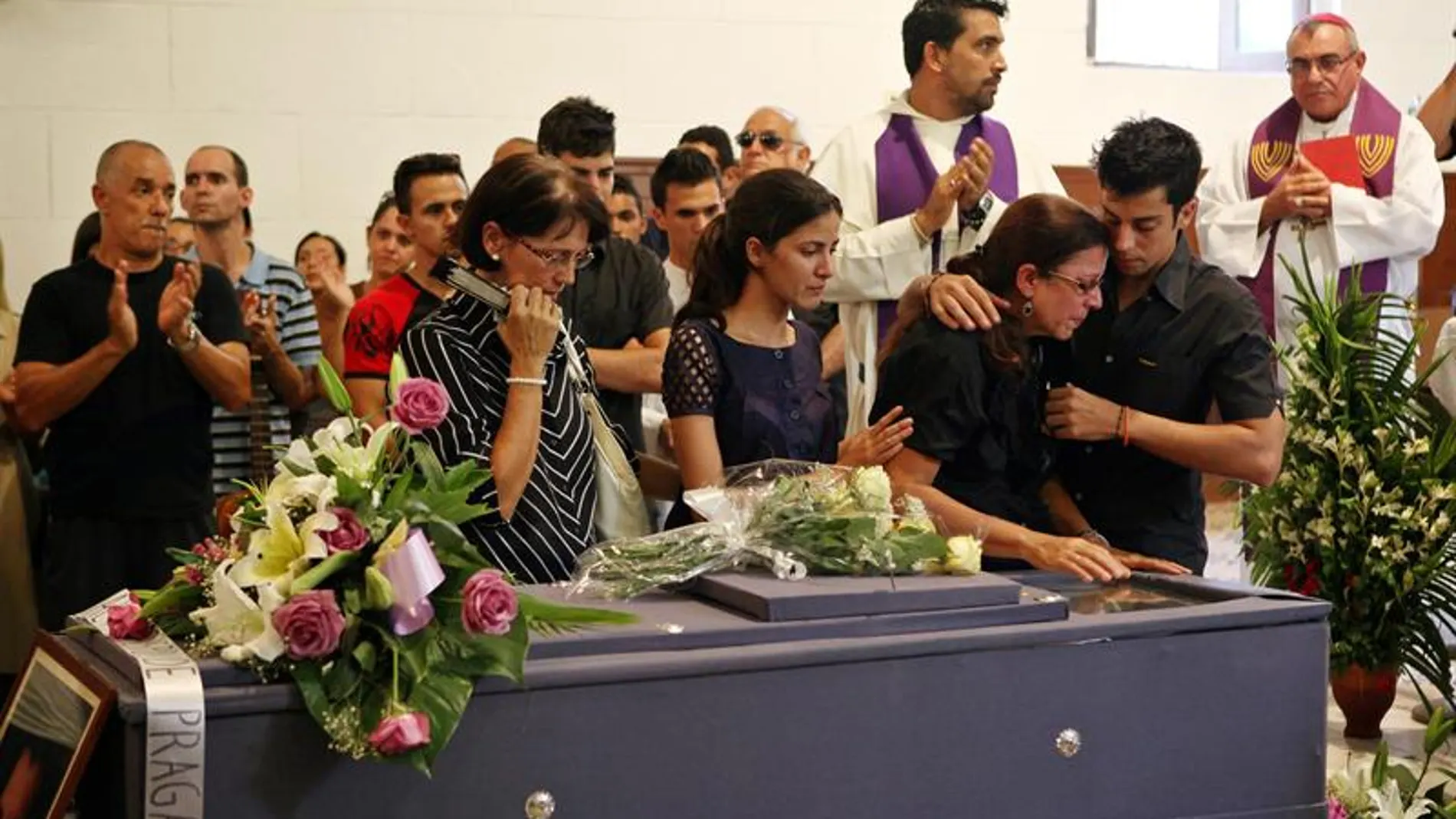 Llegada a una iglesia de La Habana del féretro de Oswaldo Payá Llegada a una iglesia de La Habana del féretro de Oswaldo Payá