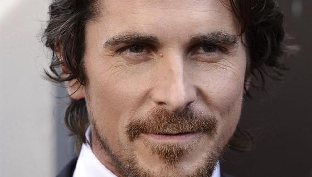 l actor Christian Bale visita a los heridos en el tiroteo de Denver