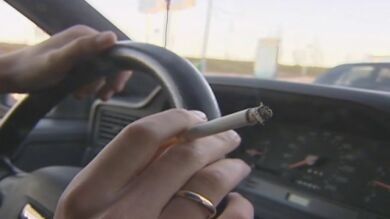 Tirar colillas al volante causa el 3% de los incendios en España
