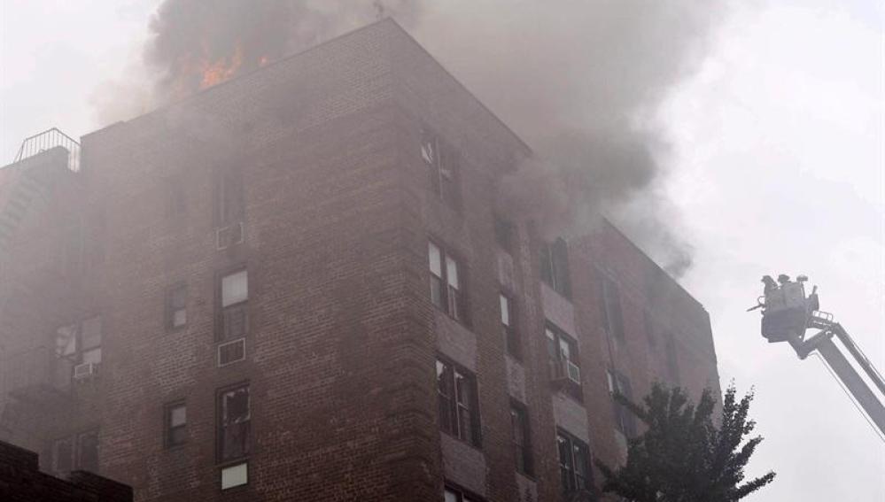 Un incendio arrasa un edificio en el barrio de Brooklyn ,Nueva York