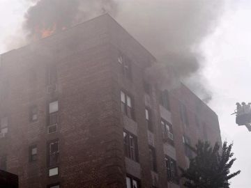 Un incendio arrasa un edificio en el barrio de Brooklyn ,Nueva York Un incendio arrasa un edificio en el barrio de Brooklyn ,Nueva York