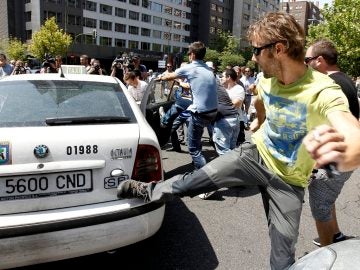 Un participante golpea un taxi