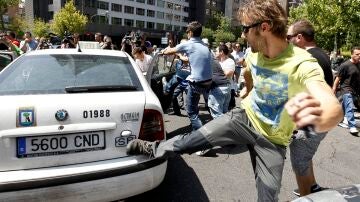 Un participante golpea un taxi