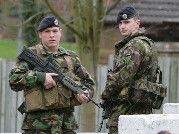 Dos soldados británicos vigilan la base militar británica de Massereene en Antrim, cerca de Belfast.