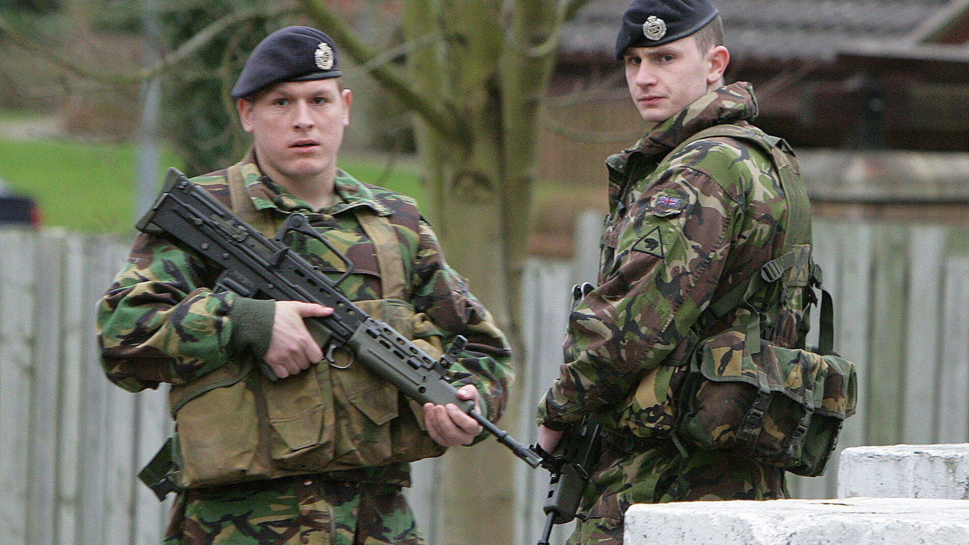 Dos soldados brit&aacute;nicos vigilan la base militar brit&aacute;nica de Massereene en Antrim, cerca de Belfast.