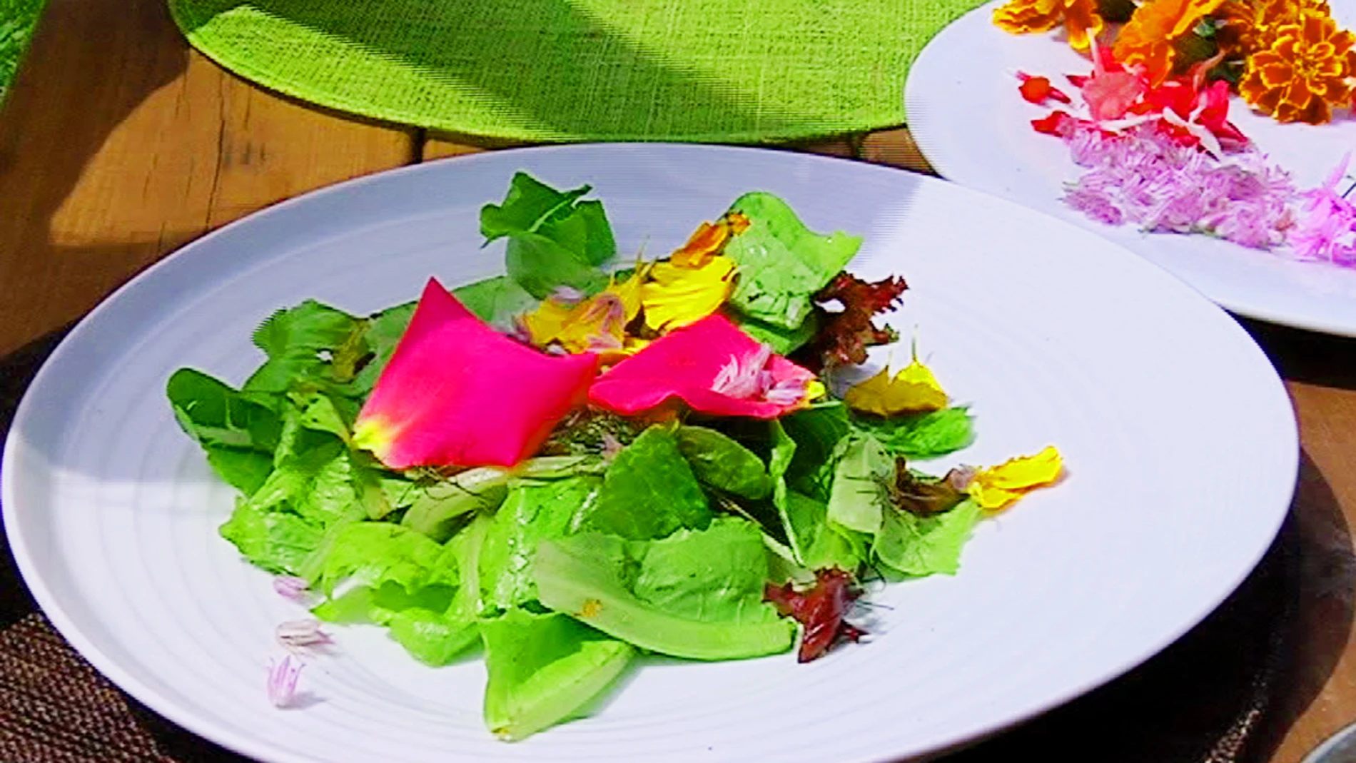 Os enseñamos cómo hacer una ensalada con flores comestibles