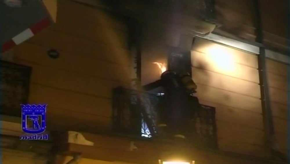 Un bombero intenta apagar un incendio