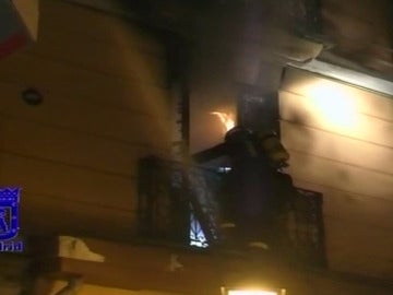 Un bombero intenta apagar un incendio Un bombero intenta apagar un incendio