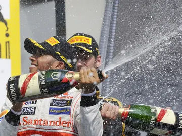 Lewis y Grosjean en el podio Lewis y Grosjean en el podio