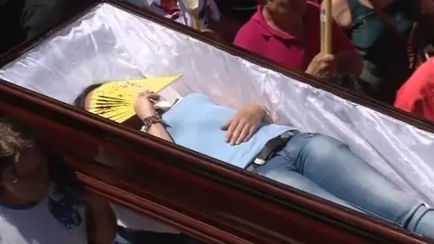 La procesión de los ataúdes La procesión de los ataúdes
