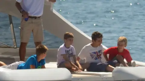 Los chicos quisieron disfrutar del viaje en el exterior Los chicos quisieron disfrutar del viaje en el exterior