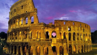 El Coliseo romano se inclina sobre su lado sur 