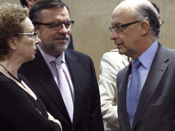 Cristóbal Montoro, con la representante de Andalucía