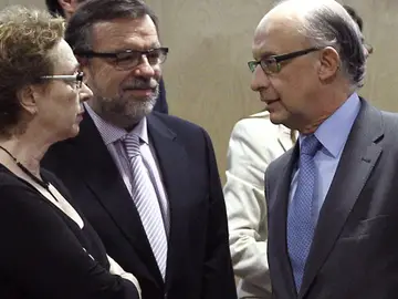 Cristóbal Montoro, con la representante de Andalucía Cristóbal Montoro, con la representante de Andalucía