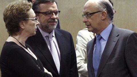 Crist&oacute;bal Montoro, con la representante de Andaluc&iacute;a