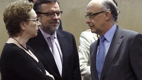 Cristóbal Montoro, con la representante de Andalucía Cristóbal Montoro, con la representante de Andalucía
