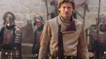 Jaime Lannister plano medio