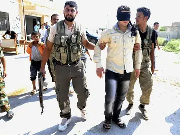Rebeldes sirios ejecutan a milicianos fieles al Régimen en Alepo Rebeldes sirios ejecutan a milicianos fieles al Régimen en Alepo