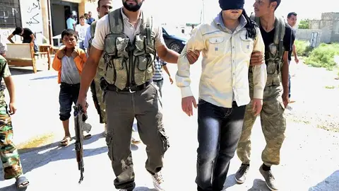 Rebeldes sirios ejecutan a milicianos fieles al Régimen en Alepo Rebeldes sirios ejecutan a milicianos fieles al Régimen en Alepo