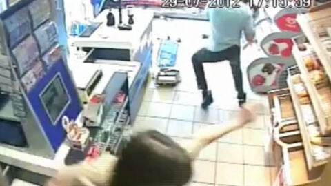 Momento en el que el cliente lanz&oacute; una caja de cerveza sobre el ladr&oacute;n