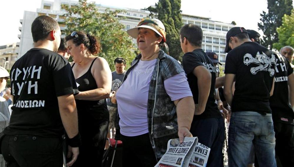 El partido neonazi Amanecer Dorado repate comida en Atenas