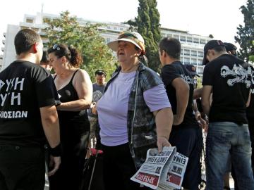 El partido neonazi Amanecer Dorado repate comida en Atenas