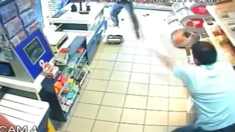 Un hombre logra ahuyentar al atracador de su establecimiento Un hombre logra ahuyentar al atracador de su establecimiento