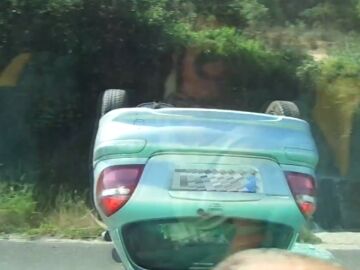 Un conductor va haciendo eses hasta que se sale de la carretera y se estrella Un conductor va haciendo eses hasta que se sale de la carretera y se estrella