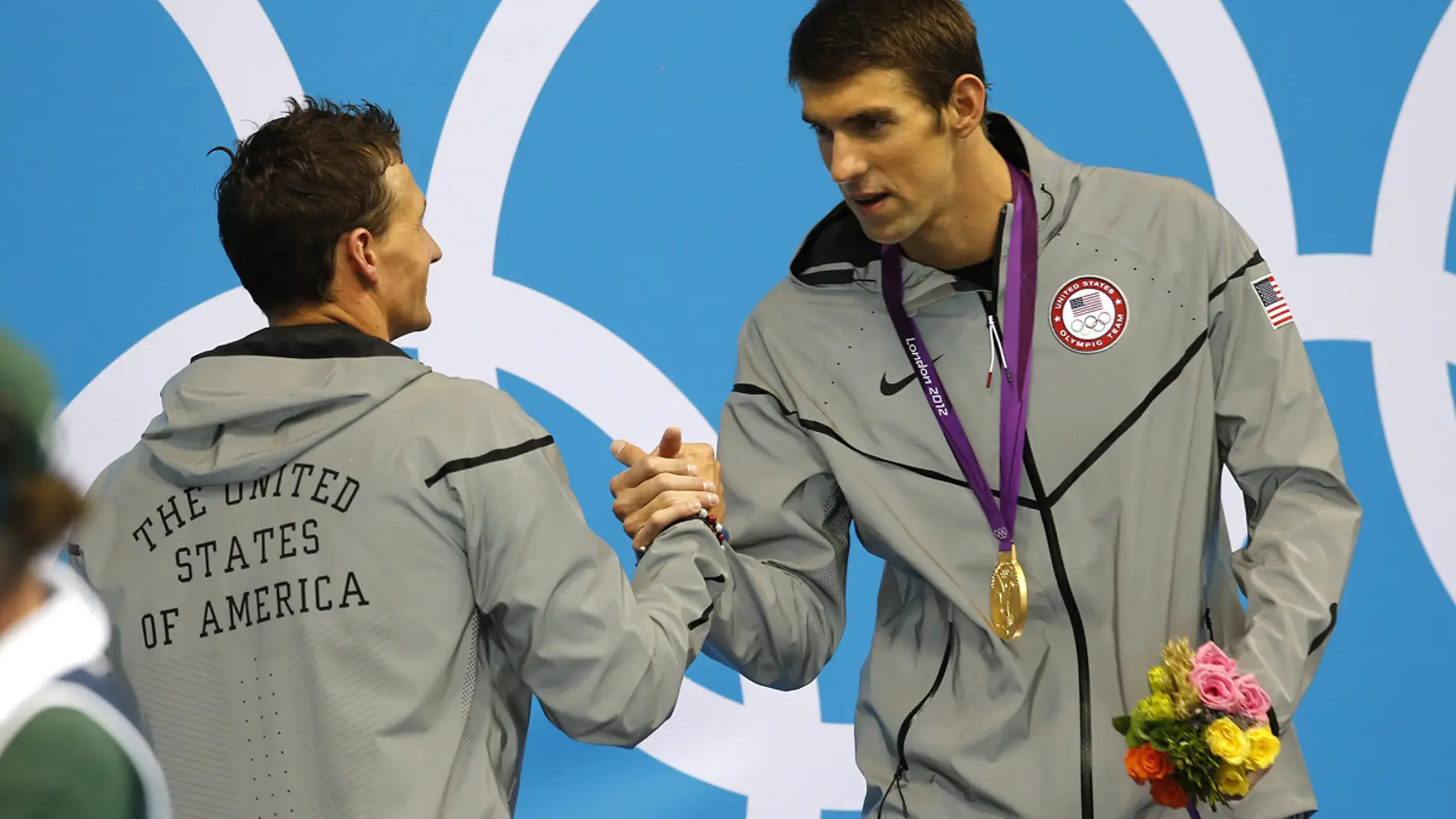 Phelps saluda a Lochte con su medalla de oro al cuello