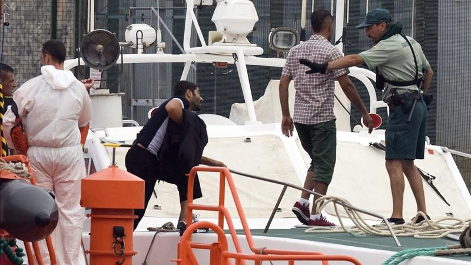 Salvamento Marítimo y la Guardia Civil interceptan inmigrantes ilegales Salvamento Marítimo y la Guardia Civil interceptan inmigrantes ilegales