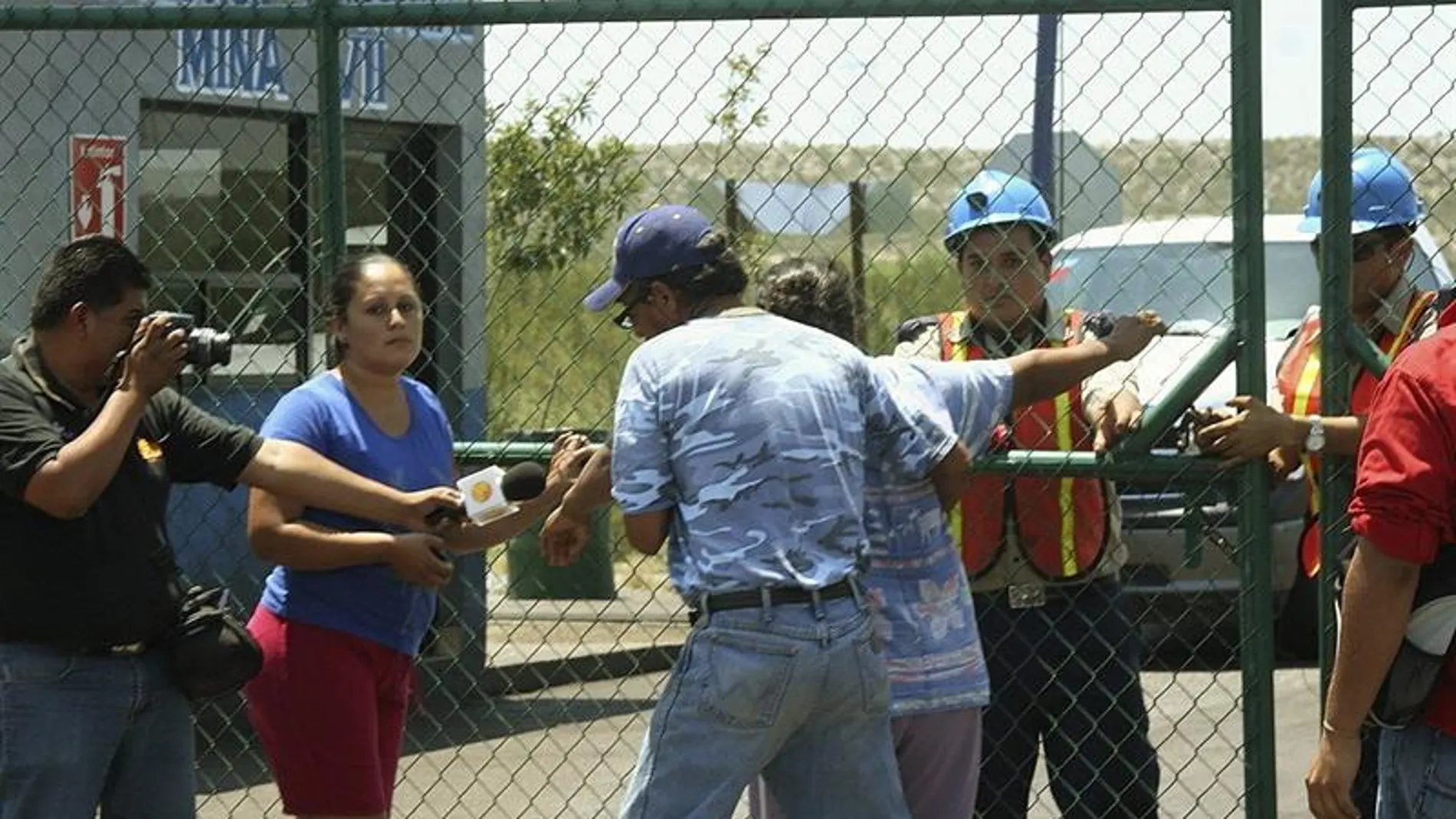 Familiares en la entrada de la mina VII Familiares en la entrada de la mina VII