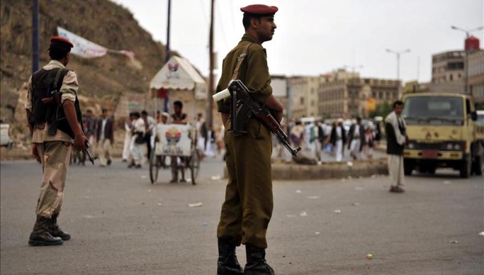 Soldados yemeníes permanecen en guardia en las calles de Saná