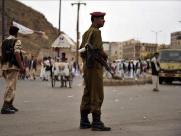 Soldados yemeníes permanecen en guardia en las calles de Saná