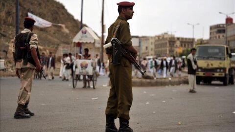 Soldados yemen&iacute;es permanecen en guardia en las calles de San&aacute;