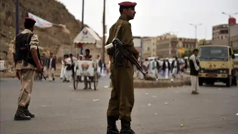 Soldados yemeníes permanecen en guardia en las calles de Saná Soldados yemeníes permanecen en guardia en las calles de Saná