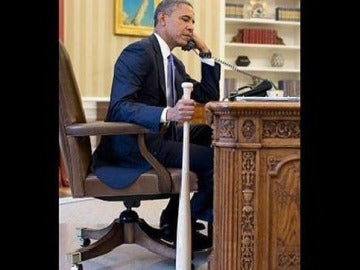 La polémica foto de Obama con un bate de beisbol La polémica foto de Obama con un bate de beisbol