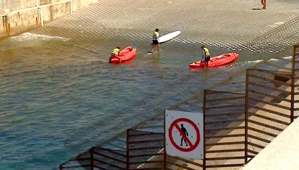  Tres menores multados en Barcelona por tirarse desde el espigón del Puerto Olímpico