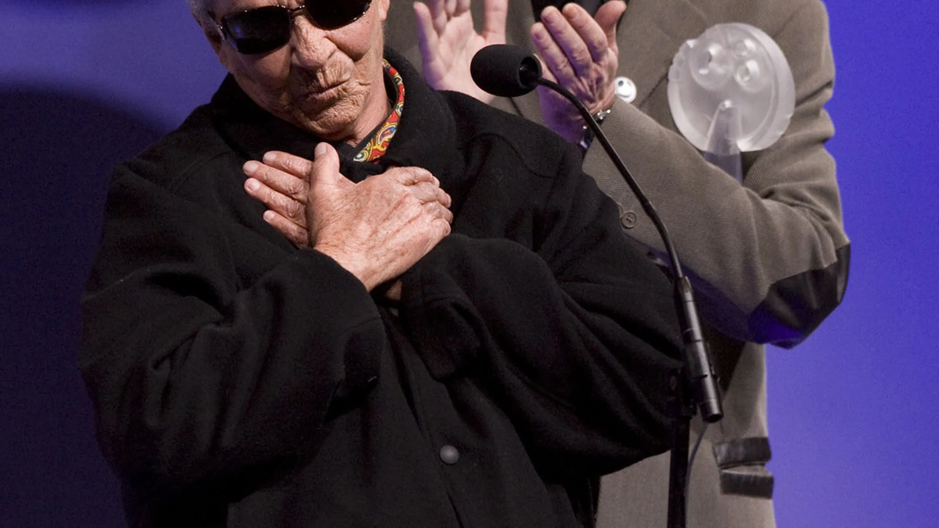 Joaquín Sabina llora a Chavela Vargas Joaquín Sabina llora a Chavela Vargas